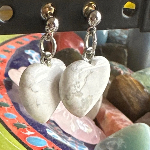 Chunky howlite hearts in silver/ patience and tenderness healing crystal - Picture 1 of 5